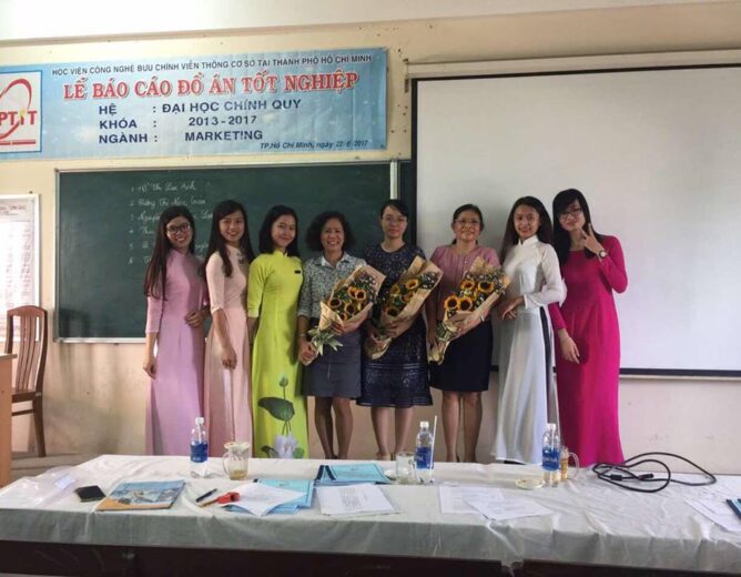 Chúc mừng các Tân cử nhân khoa QTKD bảo vệ khóa luận tốt nghiệp thành công!